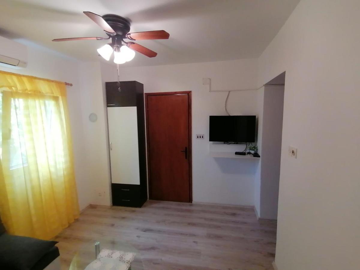 Apartment Dinka Kornić Exteriör bild